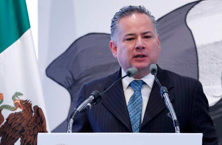 Economía formaliza la salida de Santiago Nieto del IMPI