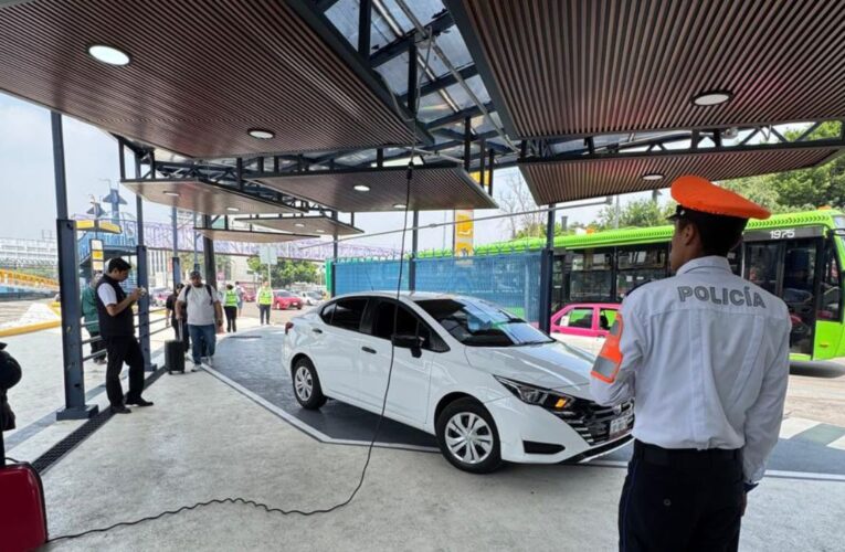 “Ya nos dejan trabajar”: Taxis por aplicación operan sin problema en el AICM