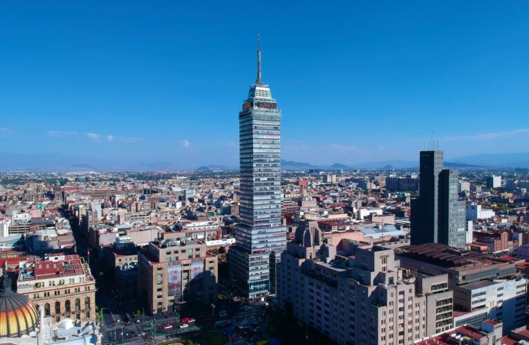 Rescatan a 9 personas que se quedaron atrapadas en elevador de la Torre Latinoamericana